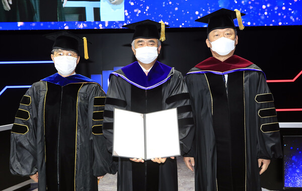 28일 광주광역시 동구 조선대학교 해오름관에서 정원주 중흥그룹 부회장(가운데) 명예박사 학위 수여식이 열렸다. 이날 정 부회장(가운데), 정진철 대학원장, 민영돈 총장이 기념촬영을 하고 있다.