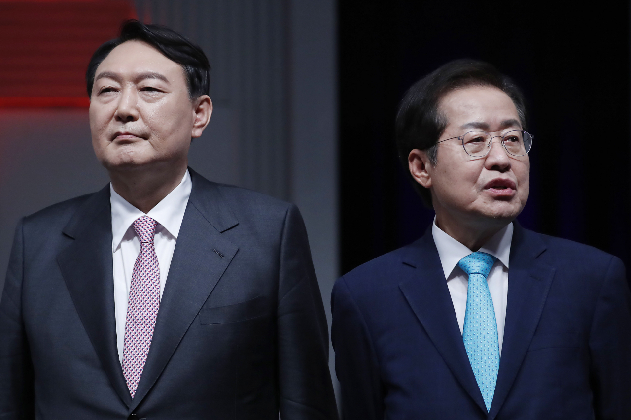 국민의힘 윤석열(왼쪽), 홍준표 대선 경선 예비후보가 지난달 28일 서울 상암동 MBC에서 열린 대선 경선 예비 후보자 4차 방송토론회에서 진행 관련 설명을 듣고 있다. [연합]