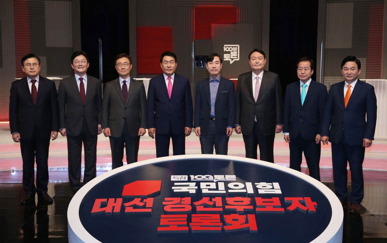 국민의힘 대선 경선 예비후보들이 28일 서울 상암동 MBC에서 열린 대선 경선 4차 방송토론회에서 기념촬영을 하고 있다. 왼쪽부터 황교안, 유승민, 최재형, 안상수, 하태경, 윤석열, 홍준표, 원희룡 후보. [연합]