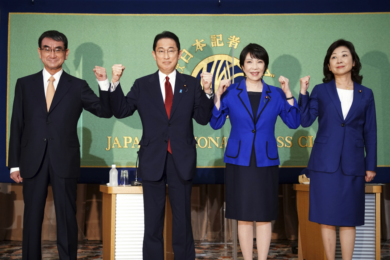 일본 집권 자민당이 29일 오후 1시부터 도쿄(東京)에서 3년 임기인 새 총재(27대)를 선출, 취임 1년여 만에 퇴임하는 스가 요시히데(菅義偉) 총리의 후임을 결정한다. 총재 선거 후보로 나선 고노 다로(河野太郞·58·왼쪽부터) 행정개혁상, 기시다 후미오(岸田文雄·64) 전 당 정무조사회장, 다카이치 사나에(高市早苗·60) 전 총무상, 노다 세이코(野田聖子·61) 당 간사장 대행의 모습. [AP]