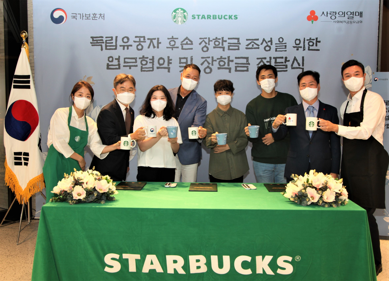 스타벅스코리아 송호섭(왼쪽 네번째) 대표 등 스타벅스 관계자들과 독립유공자 후손 장학금을 받은 대학생들이 28일 스타벅스 지원센터에서 기념사진을 찍고 있다.