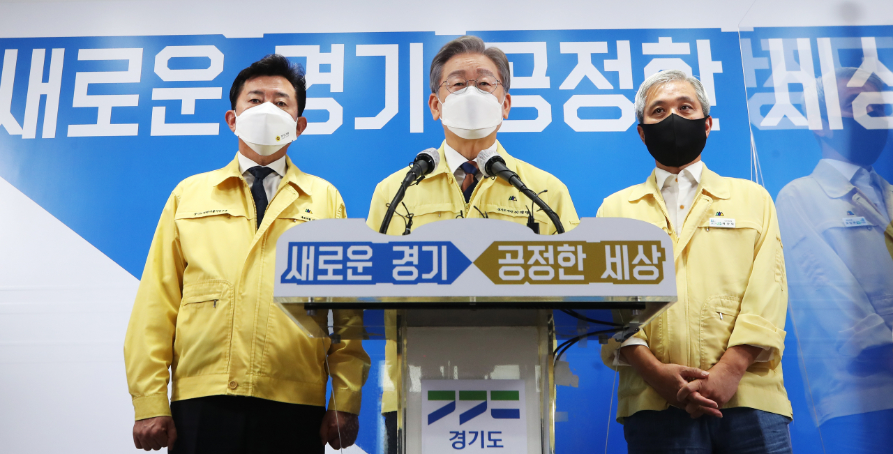 이재명 경기도지사가 지난 15일 오후 경기도 수원시 경기도청 브리핑룸에서 경기도의회 더불어민주당 박근철 대표의원(왼쪽), 곽상욱 경기도시장군수협의회 회장(오른쪽)과 제3차 경기도 재난기본소득 지급 관련 기자회견을 하고 있다. [연합]