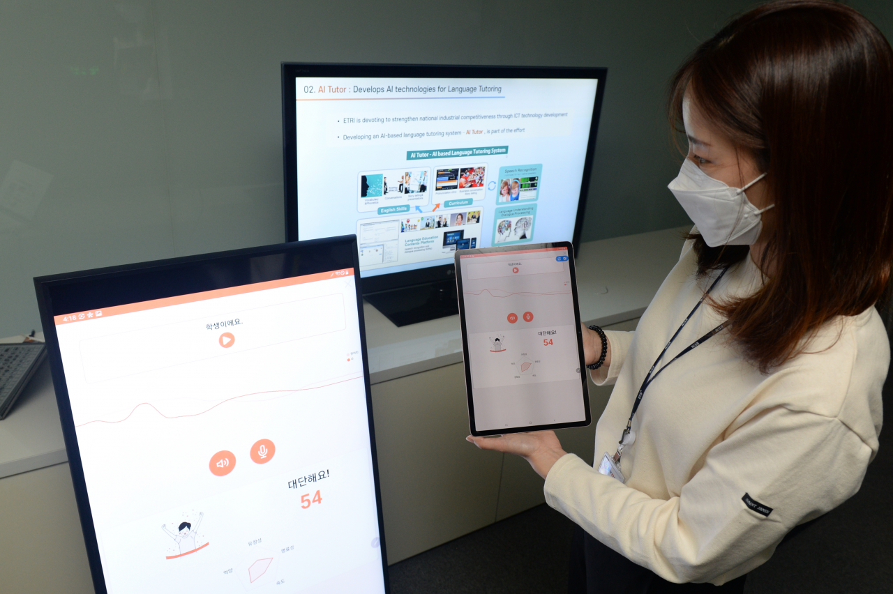 충남대학교 학생 셀레네 칼례씨가 인공지능 언어교육 시스템이 적용된 세종학당 한국어 말하기 학습 어플리케이션을 시연하는 모습.[ETRI 제공]