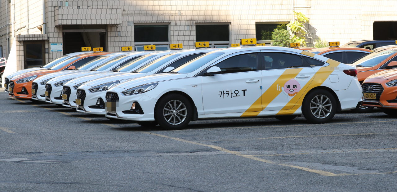 지난 14일 서울의 한 법인택시 회사 주차장에 운행 나갈 카카오택시들이 주차된 모습. 사진은 기사 제목과 관련 없음. [연합]