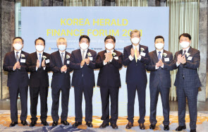 박성호(왼쪽부터) 하나은행장, 진옥동 신한은행장, 박종복 SC제일은행장, 최진영 코리아헤럴드 대표이사, 김용진 국민연금공단 이사장, 허인 KB 국민은행장, 권광석 우리은행장, 권준학 NH 농협은행장.