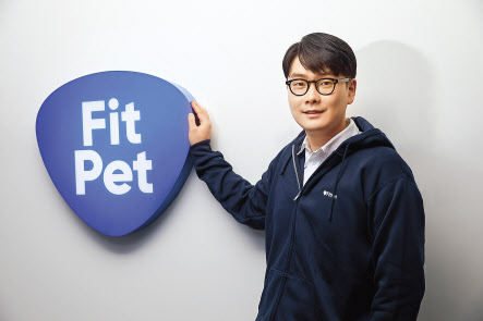 반려동물 헬스케어 시장에서 두각을 나타내고 있는 ㈜핏펫의 고정욱 대표가 회사 로고를 배경으로 자세를 잡았다. [핏펫 제공]