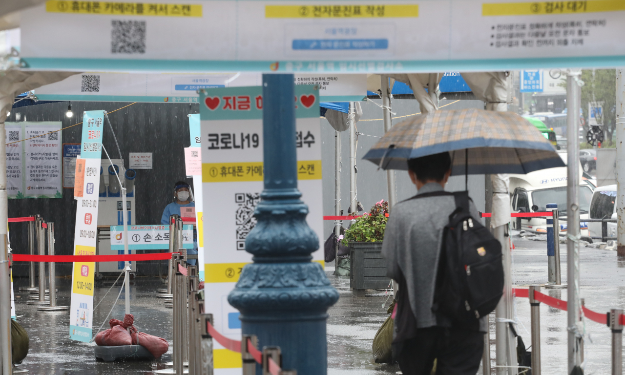 29일 오전 서울역 임시선별검사소 모습. 이날 중앙방역대책본부는 전날 전국 임시 선별검사소에서 코로나19 양성 판정을 받은 신규 확진자는 총 900명이라고 밝혔다. 임시 선별검사소 시작 이후 최다 하루 확진자이다. 0시 기준 총 신규 확진자는 2885명이다. 연합뉴스