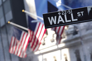 뉴욕 맨해튼 증권거래소(NYSE) 앞의 월스트리트 도로 표지판. [연합]