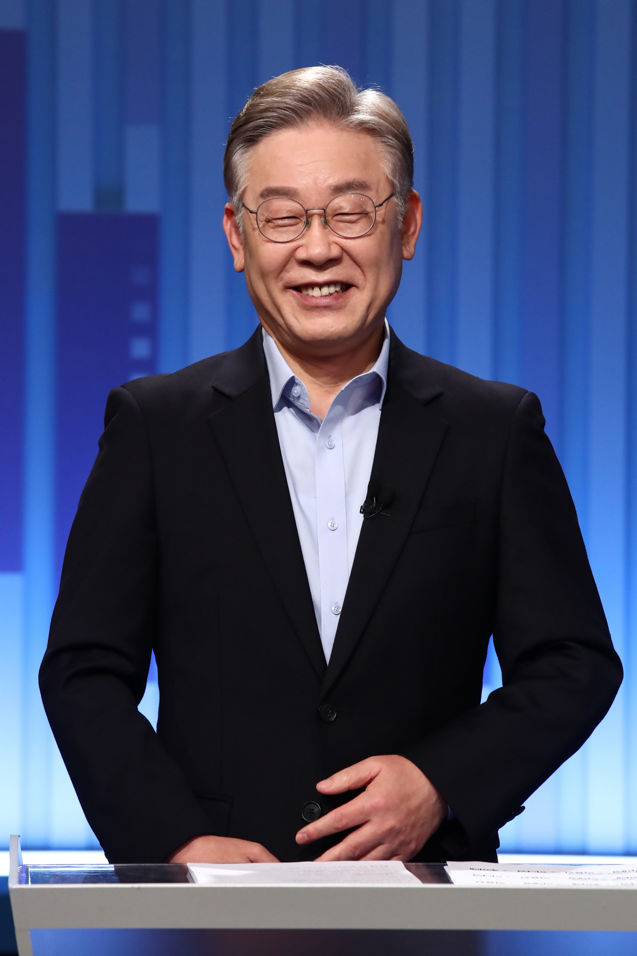 이재명 더불어민주당 대선 경선 후보가 28일 서울 목동 SBS에서 열린 '더불어민주당 제20대 대선 후보 TV토론회에 참석, 방송 준비를 하고 있다. [연합]