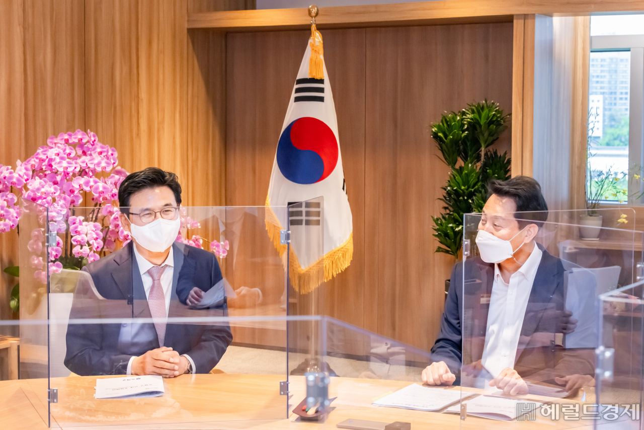 지난 5월 박성수(왼쪽) 송파구청장이 오세훈 시장과 이야기를 나누고 있다. [송파구 제공]
