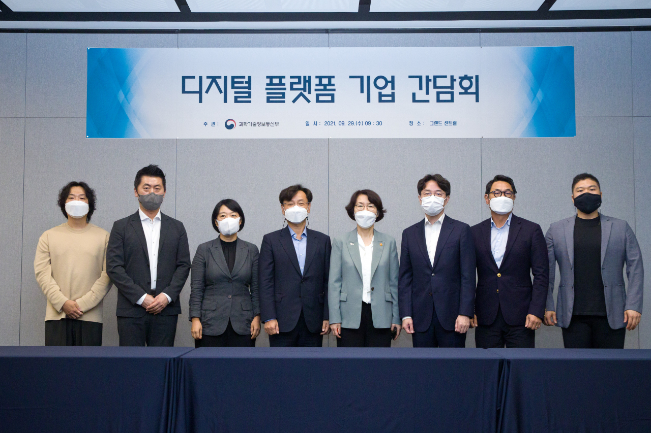 29일 서울 중구 그랜드센트럴에서 열린 디지털 플랫폼 기업 간담회 참석자들이 기념촬영 하고 있다. 왼쪽부터 홍승일 힐링페이퍼(강남언니) 대표, 김종윤 야놀자 대표, 한성숙 네이버 대표, 박성호 한국인터넷기업협회장, 임혜숙 과학기술정보통신부 장관, 김범준 우아한형제들(배달의민족) 대표, 여민수 카카오 대표, 김본환 로앤컴퍼니(로톡) 대표. [과기정통부 제공]