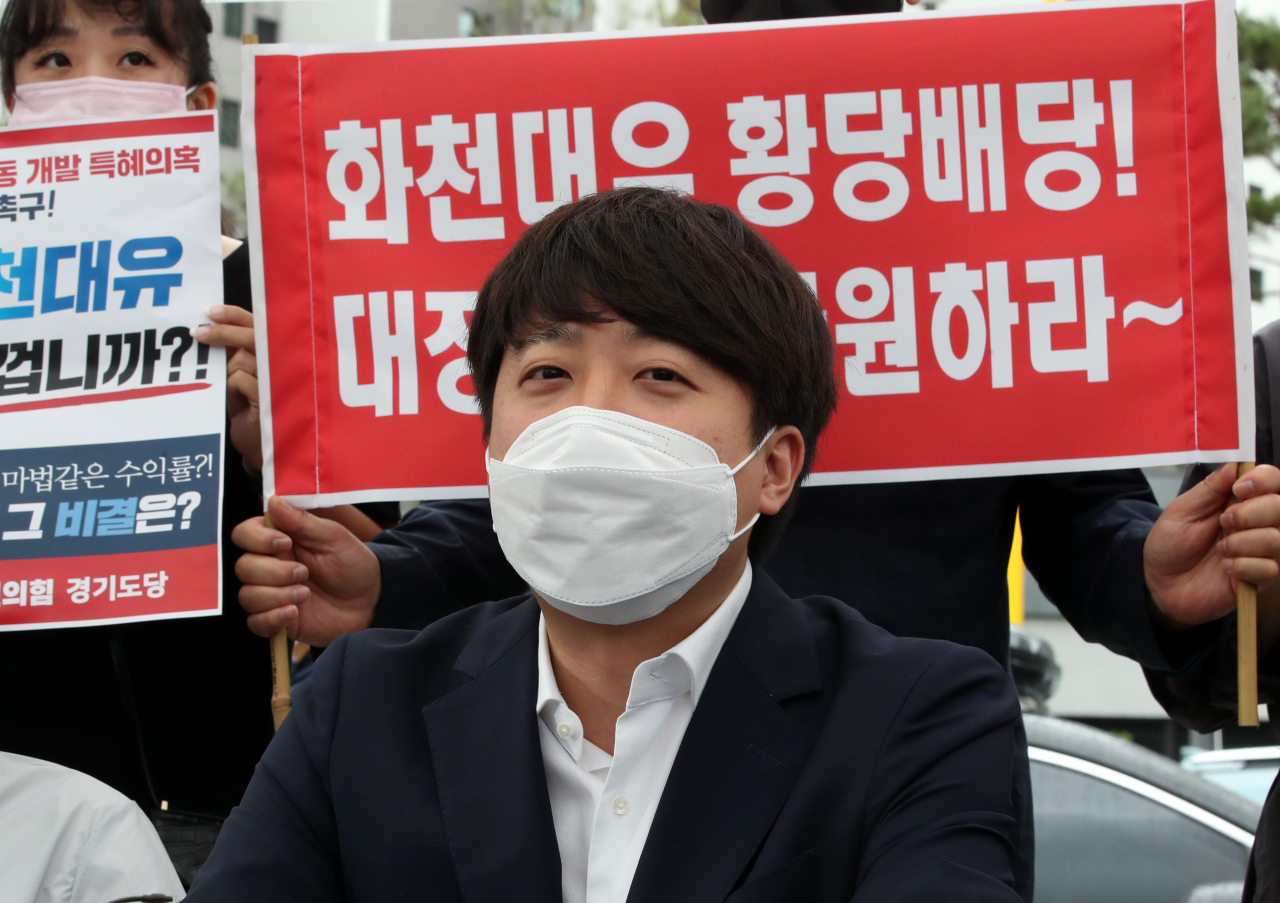 이준석 국민의힘 대표가 29일 경기 성남시 분당구 대장동에서 ‘대장동 개발사업 특혜 의혹’에 대한 현지 조사에 나서 현지 주민과 간담회를 하고 있다. [연합]