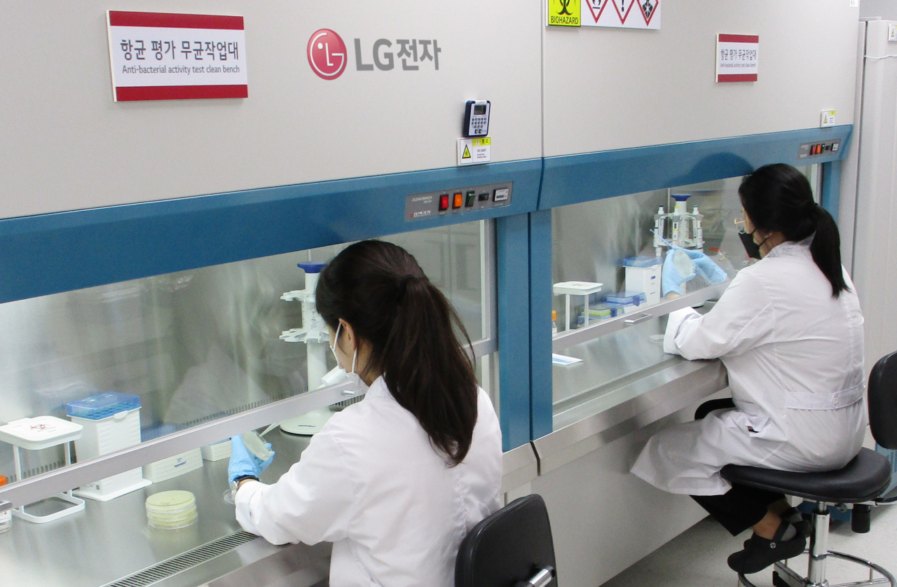 LG전자 품질경영센터 산하 물질분석공인랩 연구원들이 무균작업대에서 항균 성능을 평가하고 있다. 물질분석공인랩은 최근 세계적 시험·인증기관인 TUV 라인란드(T&Uuml;V Rheinland)로부터 미생물 분야 인증시험소로 지정받았다. [LG전자 제공]