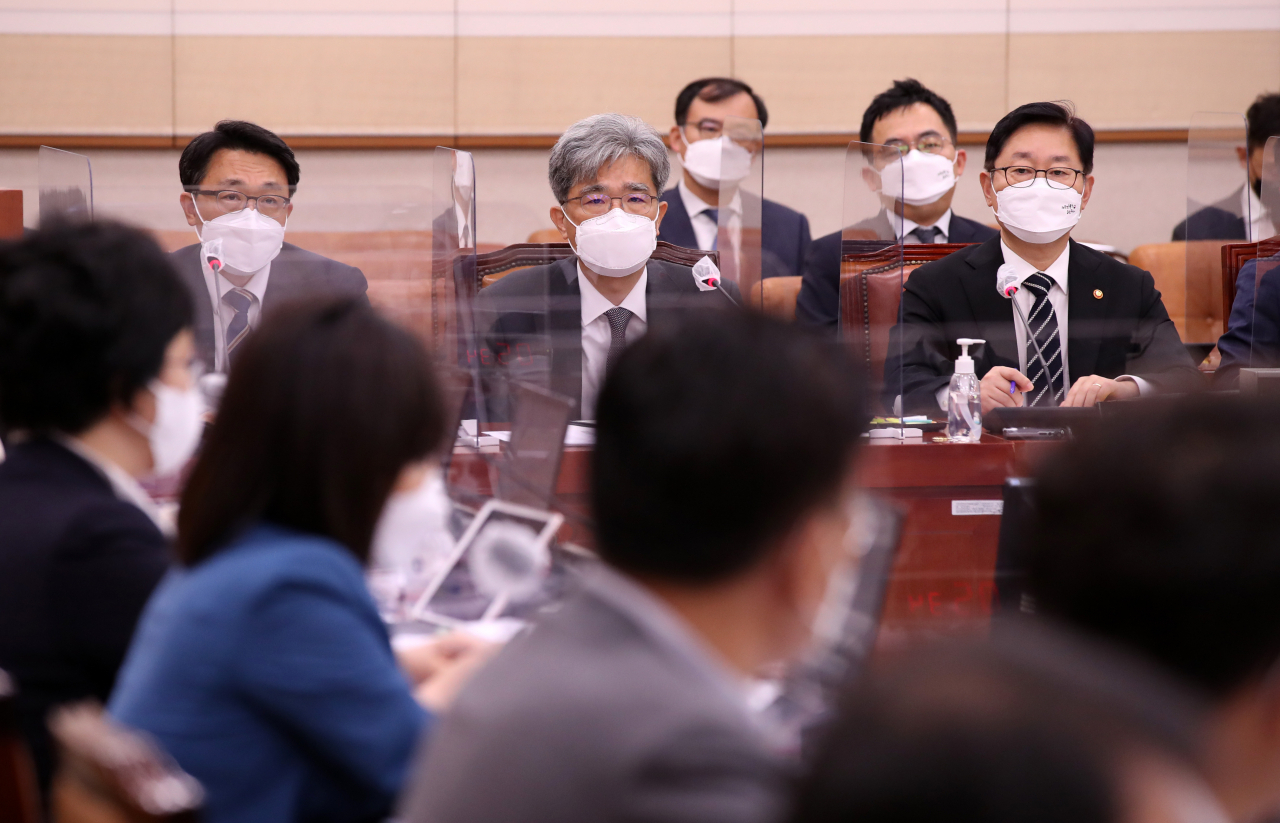 올해 법사위 국감이 여야간 불꽃튀는 공방을 예고하고 있다. 대장동 특혜의혹과 고발사주 의혹이 불거져 대선주자들을 둘러싼 창과 방패의 격렬한 난타전이 예상된다. 사진은 지난 24일 박범계 법무부 장관, 김상환 법원행정처장, 김진욱 공수처장이 서울 여의도 국회에서 열린 법제사법위원회 전체회의에서 의원 질의를 듣고 있는 모습.[연합]