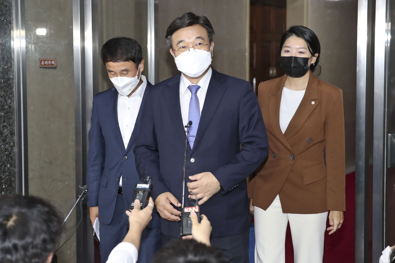 더불어민주당 윤호중 원내대표, 한병도 원내수석부대표, 신현영 원내대변인이 29일 서울 여의도 국회 의장실에서 언론중재법 관련 여야 회동을 마치고 나오고 있다. [연합]