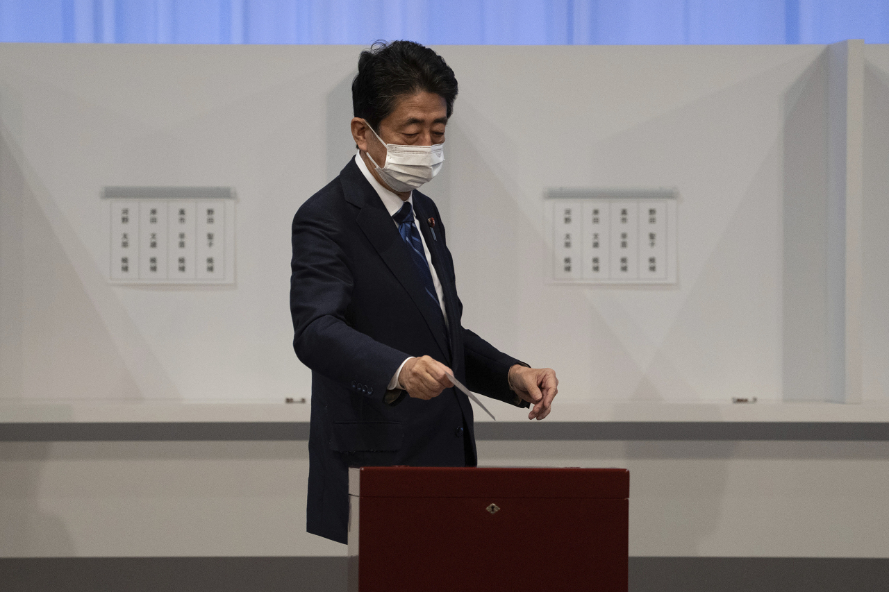 아베 신조(安倍晋三) 전 일본 총리가 지난 29일 도쿄(東京) 한 호텔에서 치러진 일본 집권 자민당 총재 선거에서 투표하고 있다. [AP]