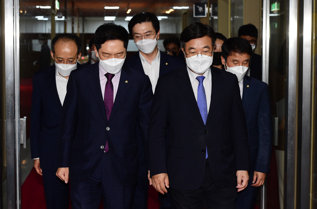 더불어민주당 윤호중 원내대표(오른쪽 두번째)와 국민의힘 김기현 원내대표(왼쪽 두번째) 등이 29일 서울 여의도 국회 의장실에서 언론중재법과 관련해 박병석 국회의장과 회동한 뒤 의장실을 나서고 있다. [연합]