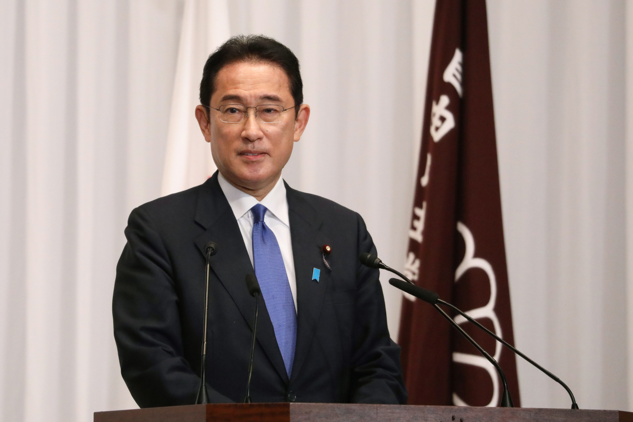일본 집권 자민당 총재로 선출돼 스가 요시히데(菅義偉) 총리의 뒤를 이을 것으로 결정된 기시다 후미오(岸田文雄) 전 자민당 정무조사회장이 29일 도쿄(東京) 자민당 본부에서 열린 기자회견에서 발언하고 있다. [EPA]