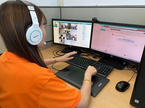 웅진씽크빅 선생님이 초등 비대면 화상관리 프로그램 '웅진스마트올 투게더'로 수업하고 있다. [웅진씽크빅]