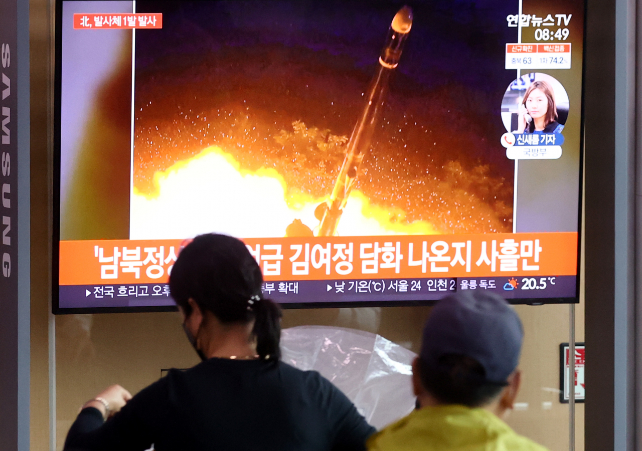지난 28일 오전 서울역에서 시민들이 북한 발사체 관련 뉴스를 지켜보고 있다. 합동참모본부는 이날 오전 북한이 내륙서 동해상으로 미상발사체를 발사했다고 밝혔다. [연합]