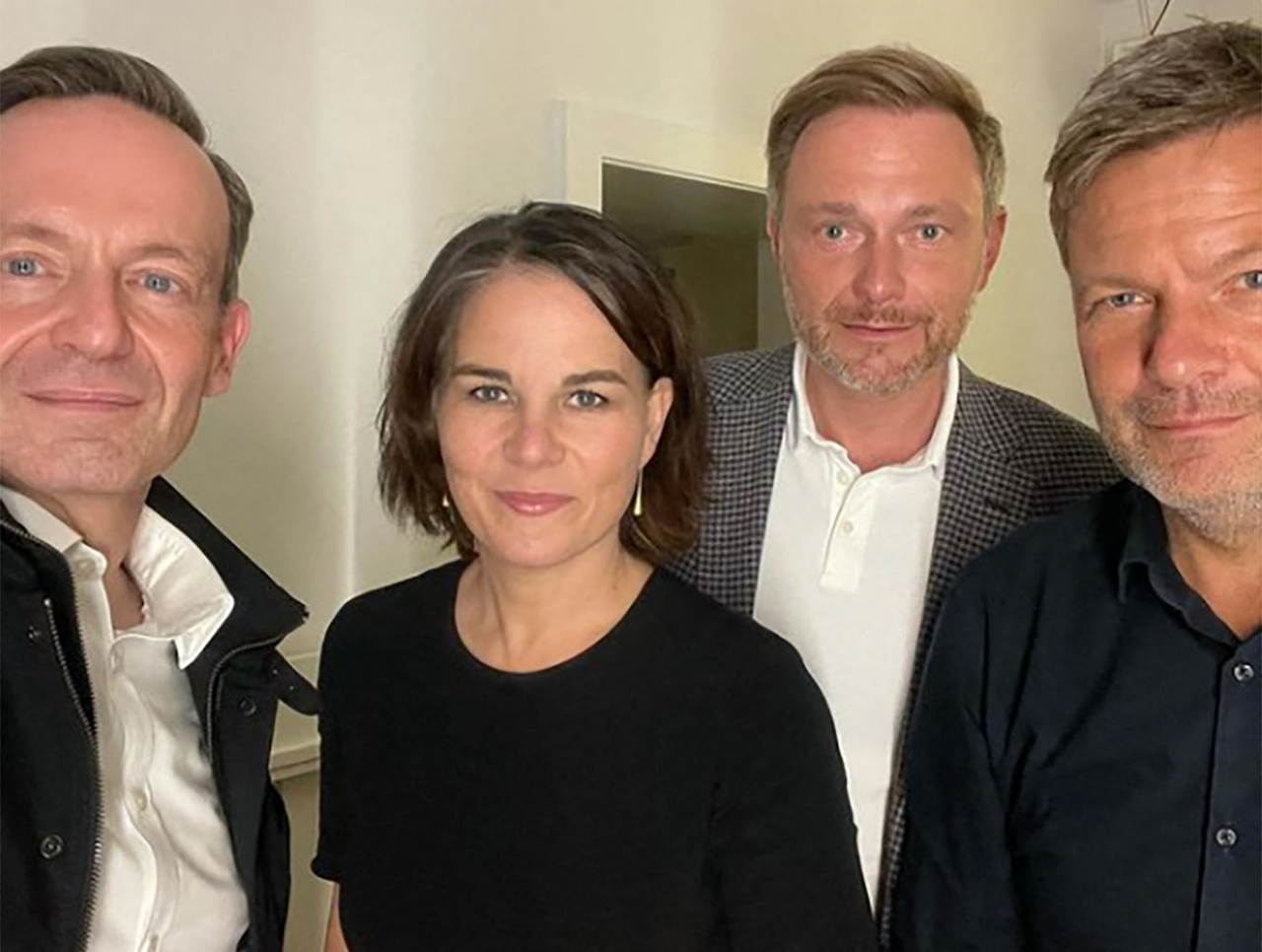독일의 제3당 녹색당과 자유민주당(FDP)는 28일(현지시간) 공식 회담을 통해 예비 연방 정부 협상을 개시했다. 왼쪽부터 폴커 비싱 자유민주당 사무총장, 안나레나 배어복 녹색당 공동대표, 크리스티안 린트너 자유민주당 대표, 로베르트 하벡 녹색당 공동대표. 이들은 회담 직후 사진을 찍어 인스타그램에 게시했다. [AFP]