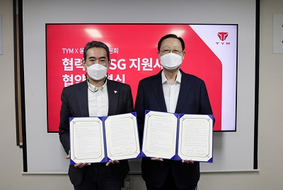 김도훈(왼쪽) (주)티와이엠 대표이사와 권기홍 동반성장위원회 위원장이 ‘협력사 ESG 지원사업 협약’을 체결했다. [동반위 제공]