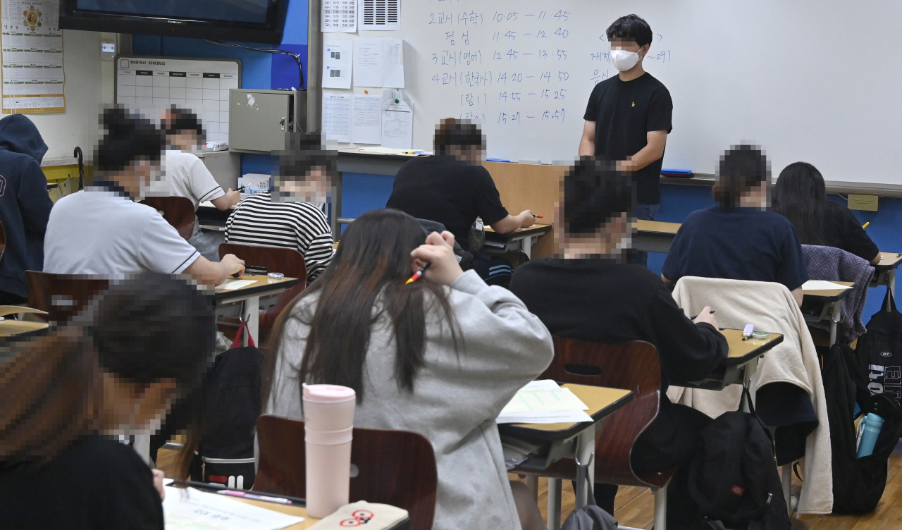 2022학년도 대학수학능력시험을 앞두고 지난 1일 수능 9월 모의평가가 전국적으로 시행돼 서울 여의도여자고등학교 고3학생들이 1교시 시험을 보고 있다. [연합]