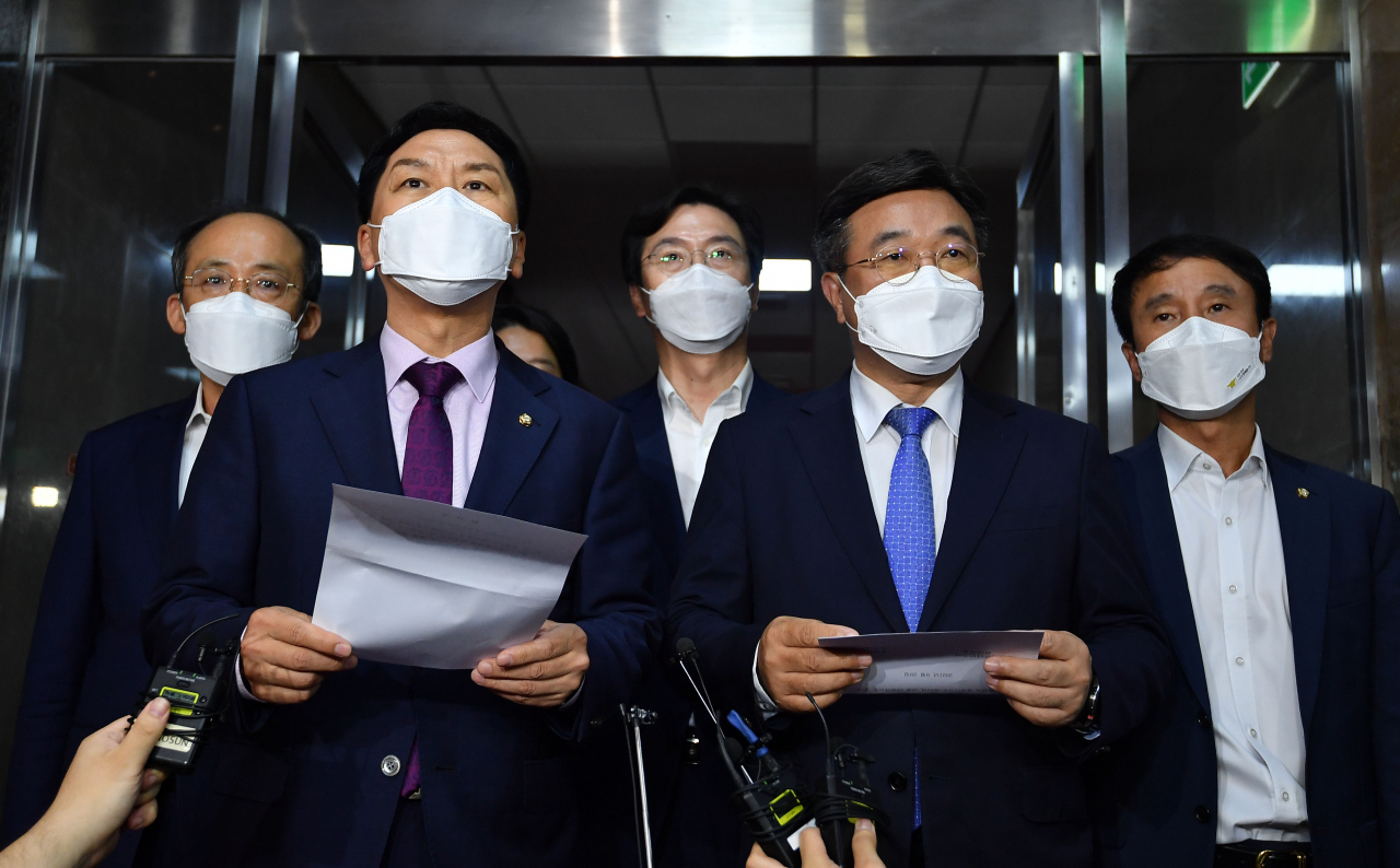 윤호중 더불어민주당 원내대표와 김기현 국민의힘 원내대표가 지난 29일 서울 여의도 국회에서 국회 언론미디어제도개선 특별위원회를 구성해 언론중재법 개정안을 재논의하는 내용의 합의문을 발표하고 있다. 이상섭 기자
