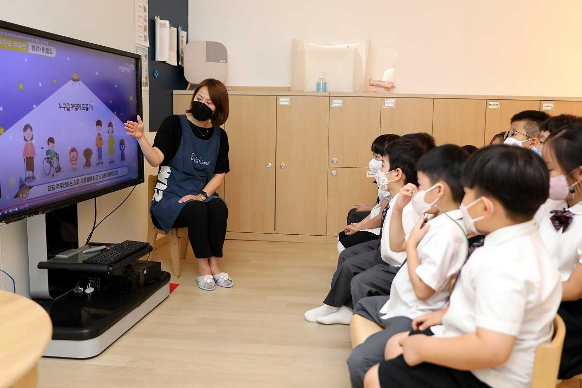 위즈아일랜드 분당정자원 보육교사와 아동들이 지난 17일 아동권리, 인성나눔 교육에 참여하고 있다.[교원 제공]