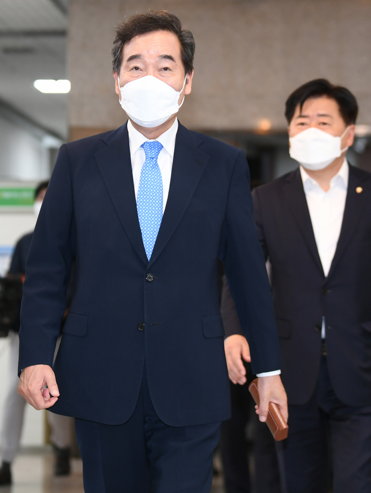 더불어민주당 대권주자인 이낙연 전 대표가 30일 오전 경기 지역 공약 발표를 위해 기자회견장이 마련된 경기도의회로 이동하고 있다. [연합]