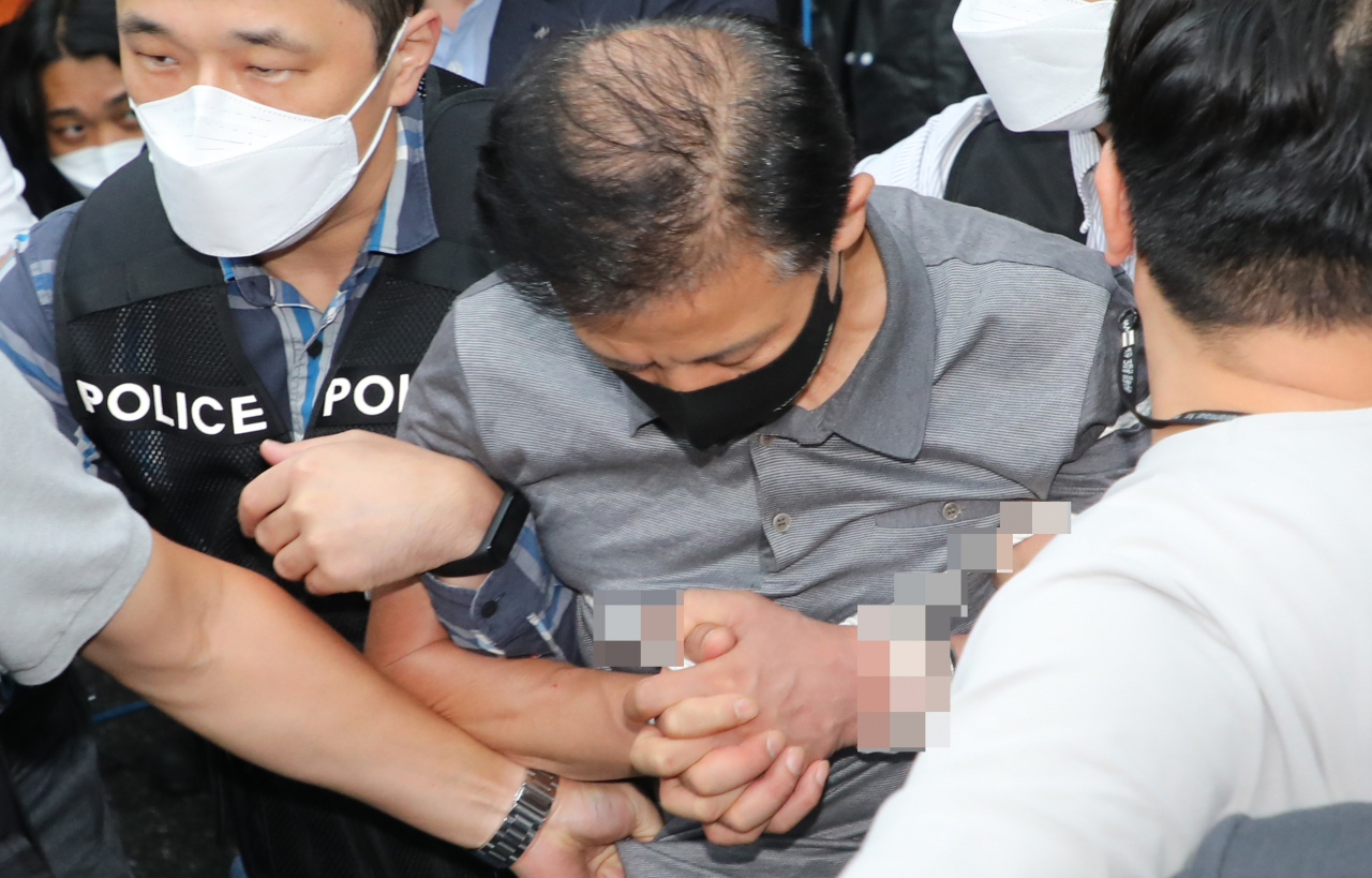 전자발찌 훼손 전후로 여성 2명 살해 혐의를 받는 강윤성이 7일 오전 송파경찰서에서 서울동부지검으로 송치되고 있다. [연합]