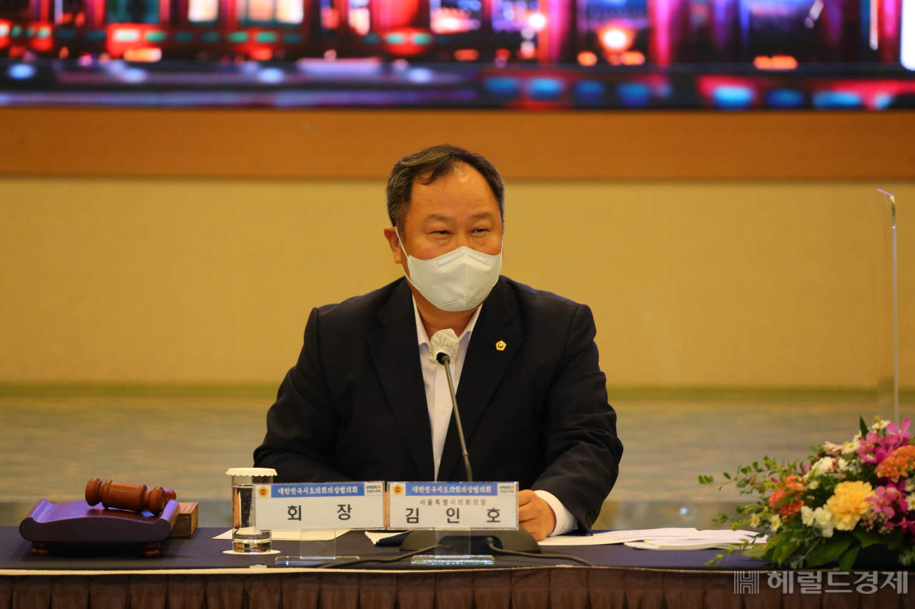 김인호 의장이 29일 대한민국시도의회의장협의회 회장으로 선출돼 취임사를 밝히고 있다. [서울시의회 제공]