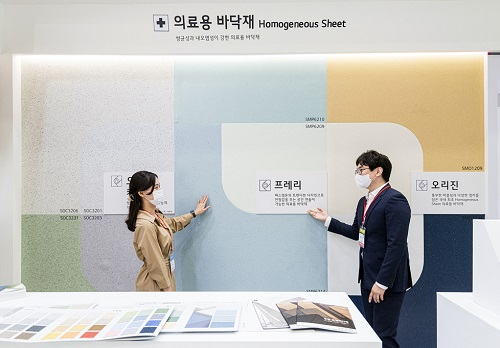 '2021 K-HOSPITAL FAIR'에 참가한 LX하우시스 전시부스에서 고객을 대상으로 의료시설용 전용 바닥재 제품에 대해 설명하고 있다. [LX하우시스 제공]