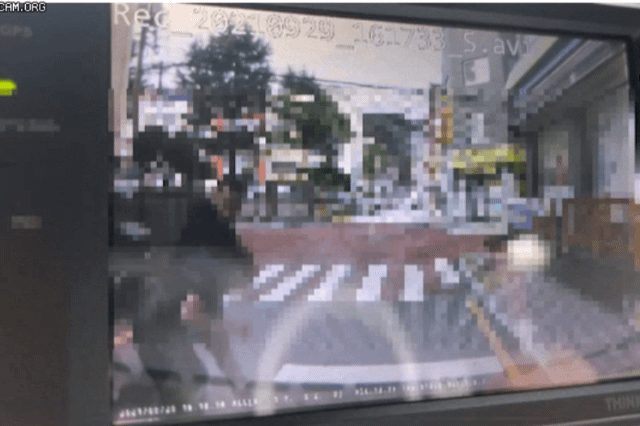 부산에서 한 태권도 관장이 행인으로부터 ‘묻지마 폭행’을 당했다며 공개한 차량 블랙박스 영상. [온라인 커뮤니티 캡처]