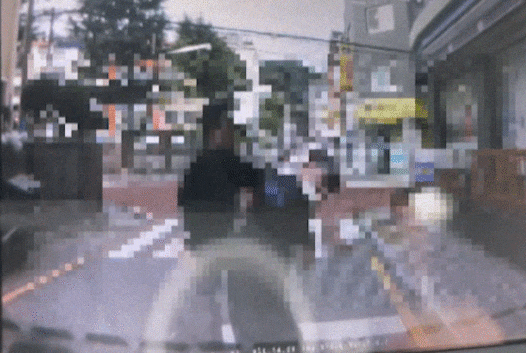 부산에서 한 태권도 관장이 행인으로부터 ‘묻지마 폭행’을 당했다며 공개한 차량 블랙박스 영상. [온라인 커뮤니티 캡처]