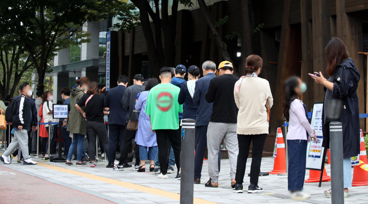 국내 신종 코로나바이러스 감염증(코로나19) 확산세가 좀체 잦아들지 않는 가운데 30일 오전 서울 송파구 보건소 선별진료소에서 시민들이 검사를 기다리고 있다. 연합뉴스