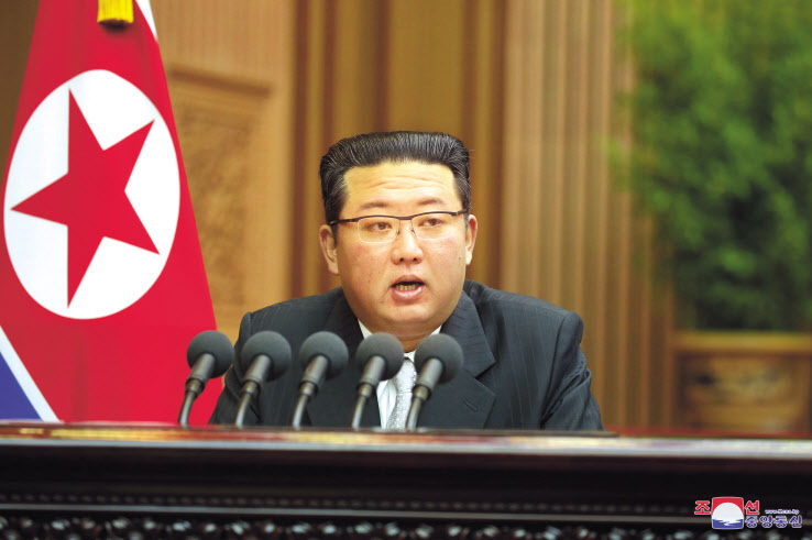 김정은 북한 국무위원장이 지난 29일 평양 만수대의사당에서 열린 최고인민회의 제14기 제5차 회의 2일 회의에서 시정연설을 했다고 조선중앙통신이 30일 보도했다. [연합]