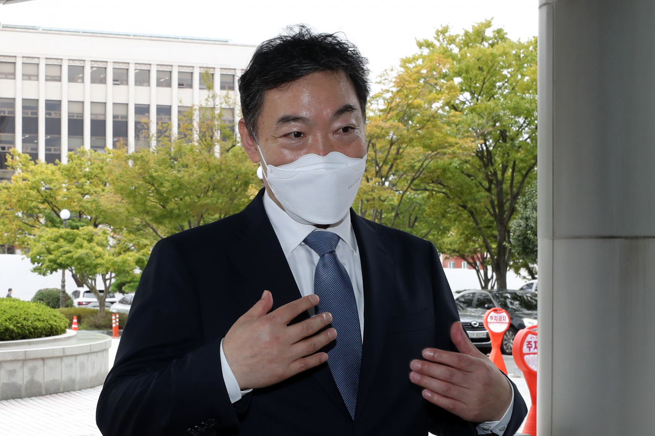 김오수 검찰총장이 29일 오전 광주 동구 지산동 광주고등·지방검찰청사에 들어서며 기자들 질문에 답하고 있다. 김 청장은 지방검찰청 순회 차원에서 이날 광주를 방문했다. [연합]