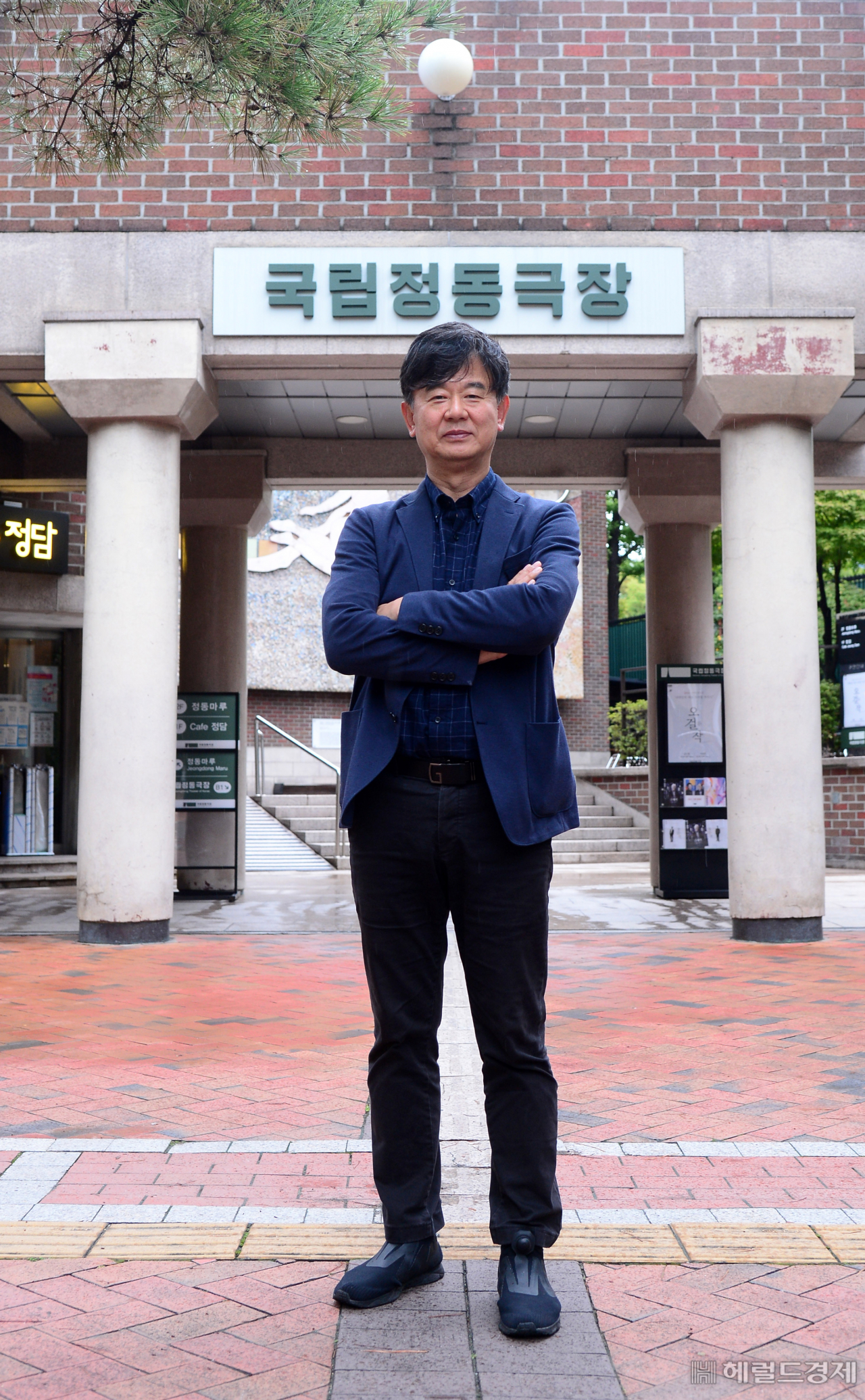 2019년 8월 김희철 대표가 취임한 이후 국립정동극장은 급진적 변화의 시기를 겪었다. 취임과 함께 세 가지 목표를 세웠다. 정체성의 변화, 극장 재건축, 국립극장으로의 명칭 변경이 그것이다. 취임 3년차에 접어든 현재 김 대표의 목표는 이미 달성했거나 진행 중이다. 김 대표는 “국민과 함께 하는 극장, 시대의 트렌드와 변화를 읽는 공공극장으로 도약하고 있다”고 말했다. 이상섭 기자