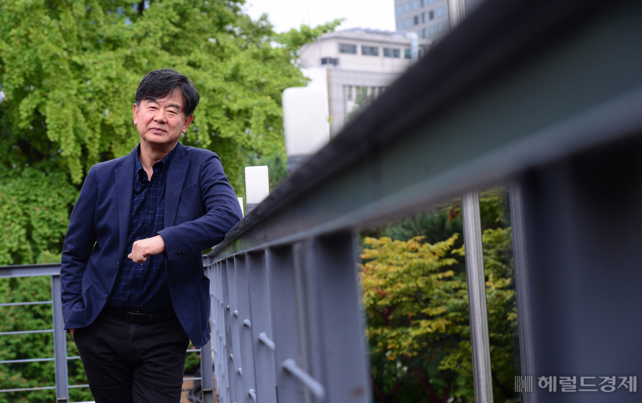 김희철 국립정동극장 대표는 취임과 함께 전통상설공연을 폐지하고 예술단을 창설하는가 하면 시즌제의 도입으로 다양한 공연 콘텐츠를 선보이면서 공공사업을 지속하는 등 다양한 정책의 변화로 정동극장의 새로운 오늘을 이끌고 있다. 이상섭 기자