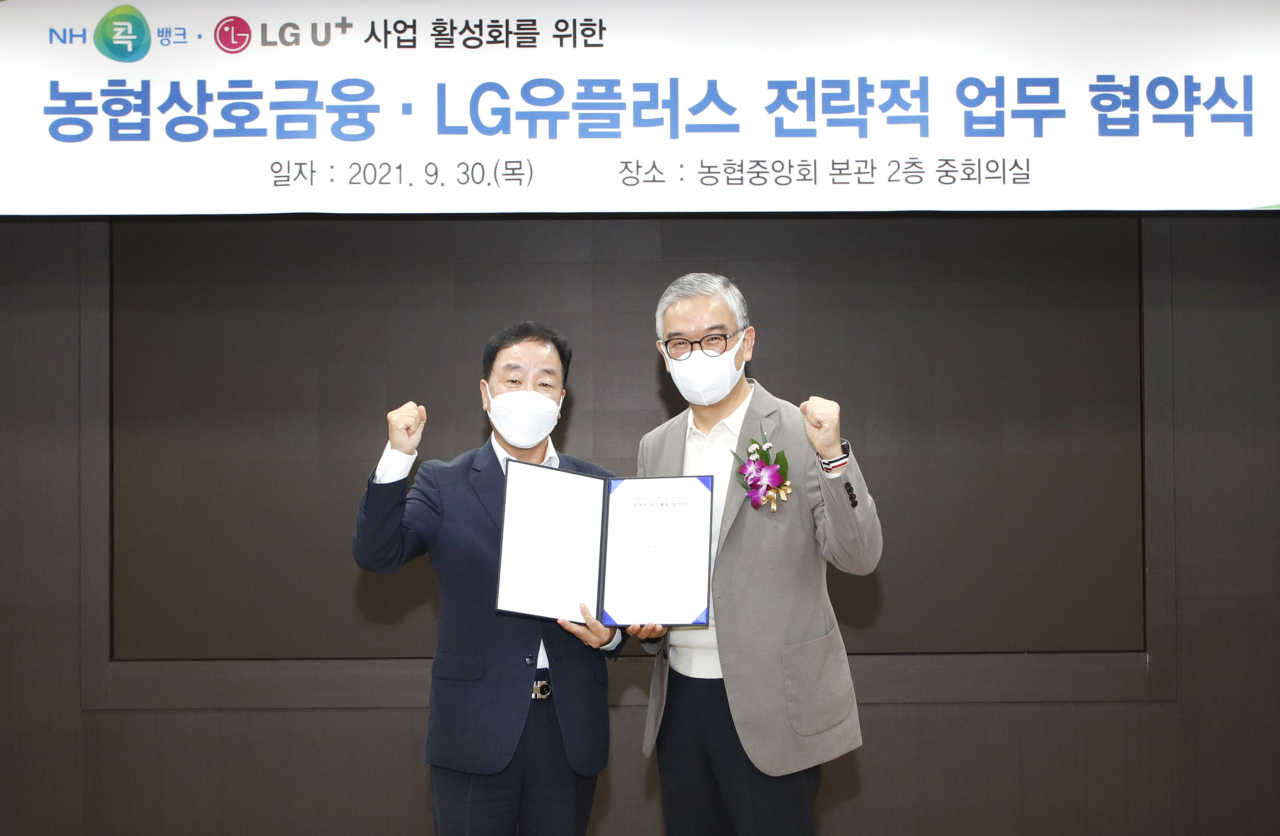 LG유플러스는 농협 상호금융과 제휴를 맺고 통신 제휴 서비스 ‘콕+U+’(콕플러스 유플러스)를 선보인다고 30일 밝혔다. 사진은 서울 중구 농협 중앙회관에서 정수헌 LG유플러스 컨슈머(Consumer)부문장(우측)과 최문섭 농협 상호금융 사업지원본부장(좌측)이 업무협약 체결 후 기념사진을 촬영하는 모습 [LG유플러스 제공]