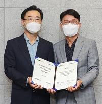 현대리바트 윤기철 사장(왼쪽)과 삼성전자 강봉구 한국총괄 부사장이 30일 ‘공동사업 업무협약’을 맺고 있다. [회사 제공]