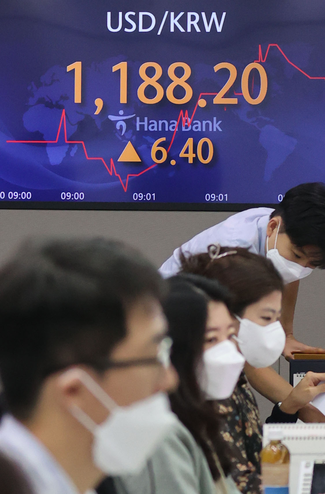 30일 원/달러 환율이 이틀 연속 1188원에서 출발했다. 환율은 6.2원 오른 1,188.0원에 장을 시작했다. 이는 전날 개장가(1188.0원)와 똑같은 수준으로, 지난 28일 기록한 종가 기준 연고점(1184.4원)보다 3.6원 높다. 사진은 30일 오전 서울 중구 하나은행 딜링룸. [연합]