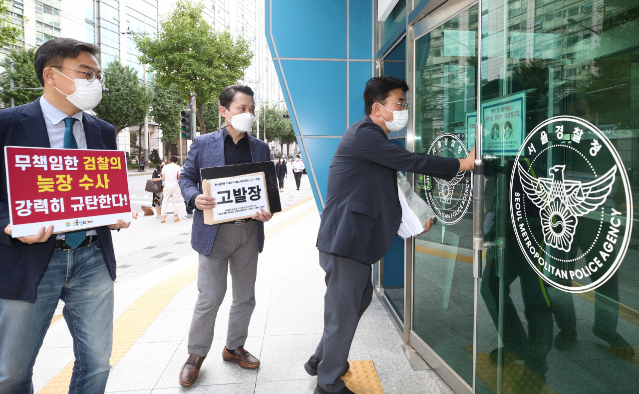 경찰은 10월부터 접수된 고소·고발장에 대해 전부 ‘접수 절차’를 진행하고, 고소·고발을 반려하는 경우 민원인이 작성한 서면 동의서를 수령하는 동시에 민원인에게 동의서 사본과 이의제기 절차가 기재된 안내서를 교부하도록 할 예정이다.사진은 지난 9일 오후 서울 종로구 서울지방경찰청에서 신장식 금융정의연대 법률지원단장(왼쪽부터), 양수광 이탈리아헬스케어펀드 피해자연대 대표, 김득의 금융정의연대 상임대표가 고발장을 제출하기 위해 건물로 들어서고 있는 모습[연합]