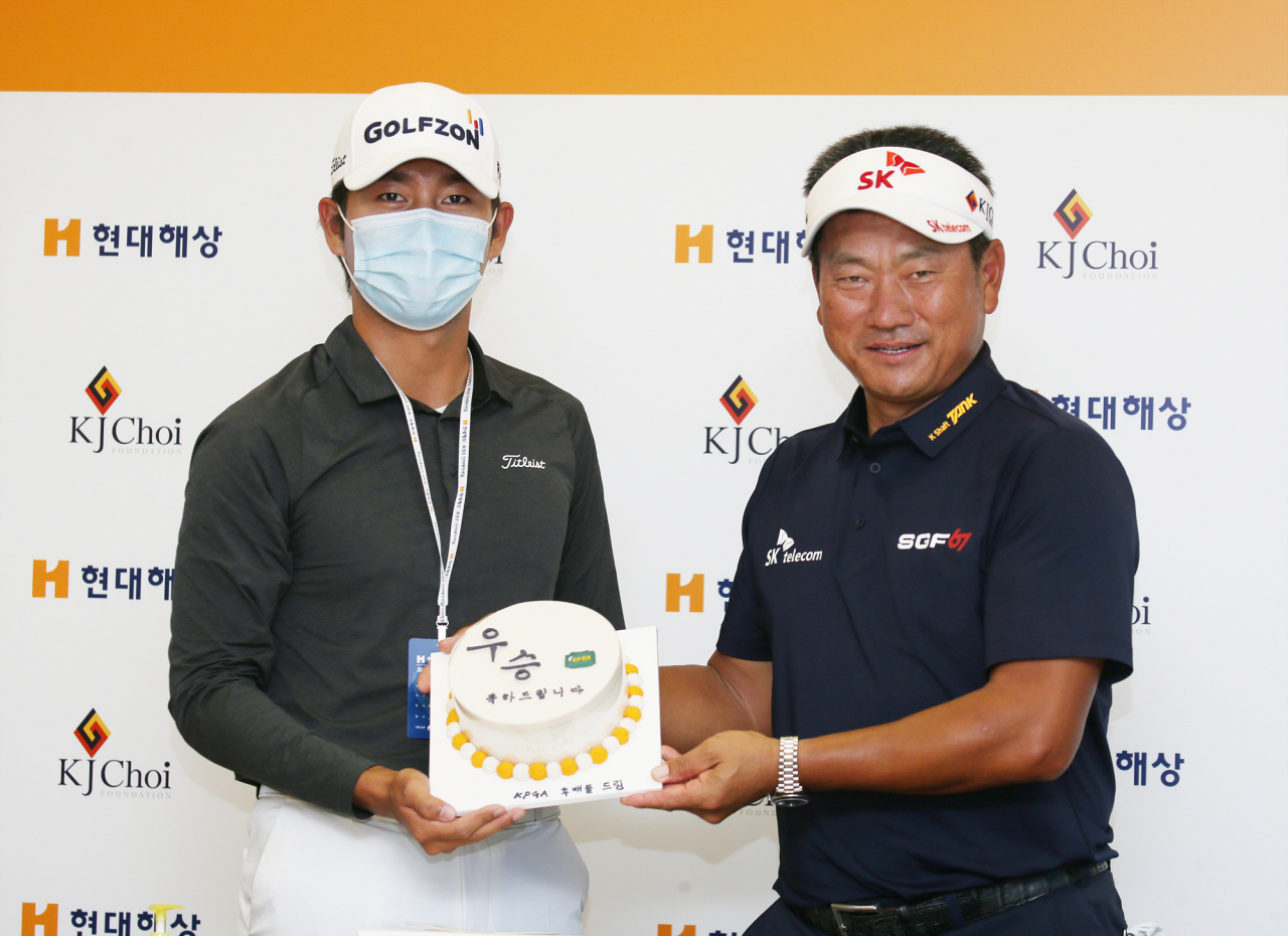 최경주프로에게 김동은(왼쪽)이 우승축하 케이크를 전달하고 있다. [KPGA 제공]