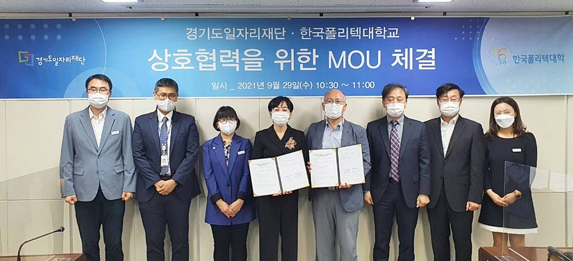 (왼쪽 4번째) 제윤경 대표이사 (왼쪽 5번째) 이상호 학장