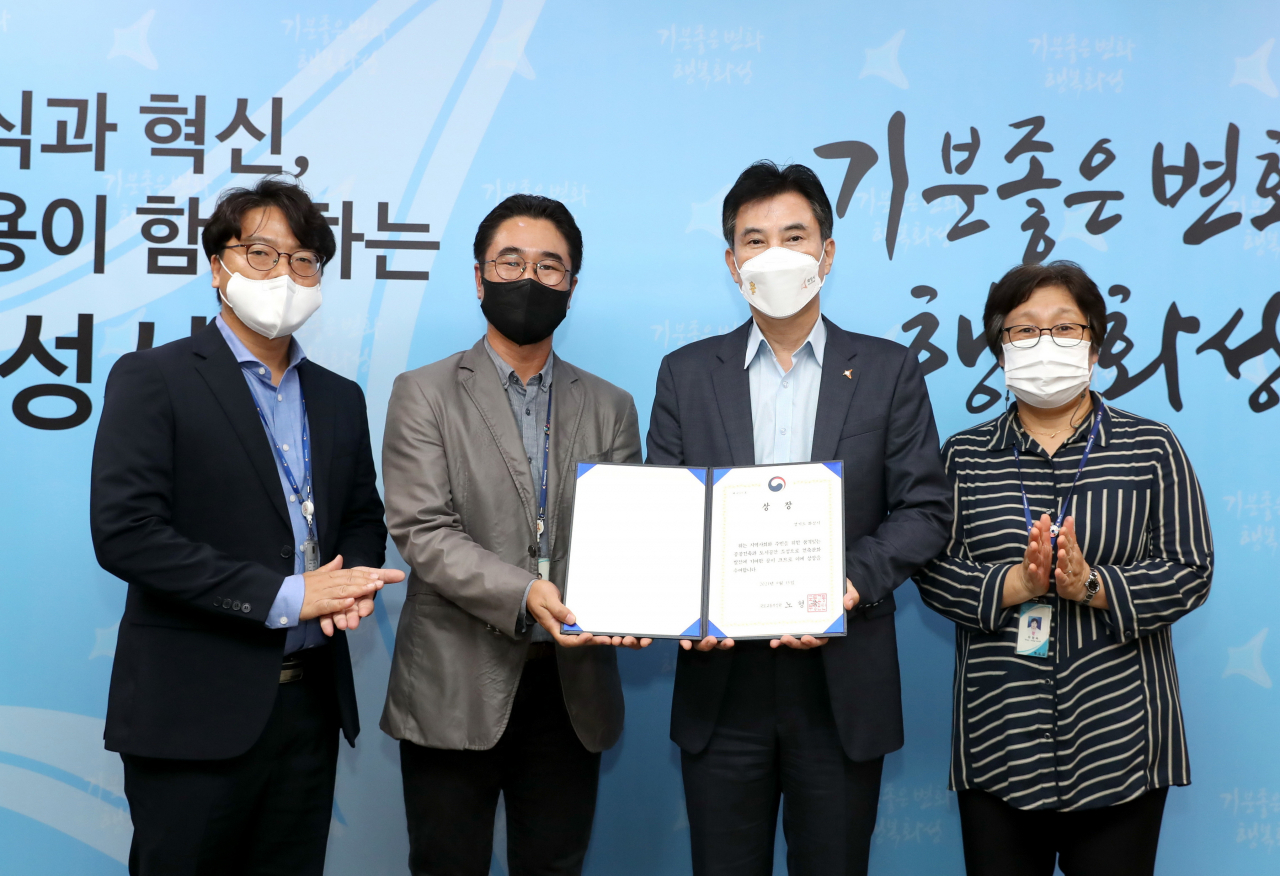 서철모 화성시장(오른쪽에서 두번째)