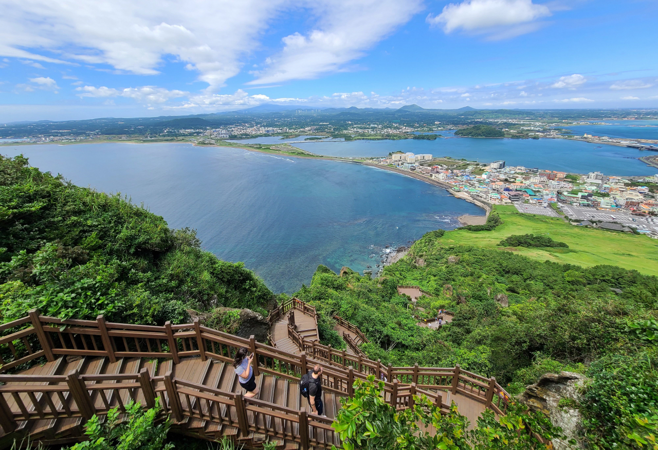 성산일출봉의 신비를 만끽하고 하산하는 주한 외국인 여행자들