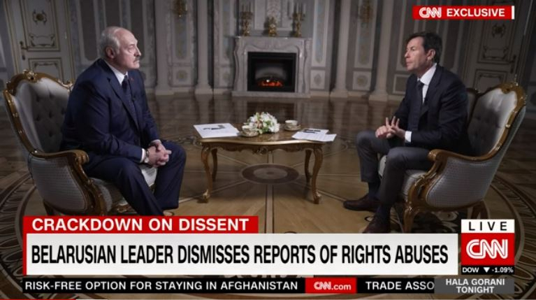 알렉산드르 루카셴코(왼쪽) 벨라루스 대통령이 30일(현지시간) 미국 CNN 방송과 인터뷰에 출연해 질문을 듣고 있다. [CNN 방송 화면 캡처]