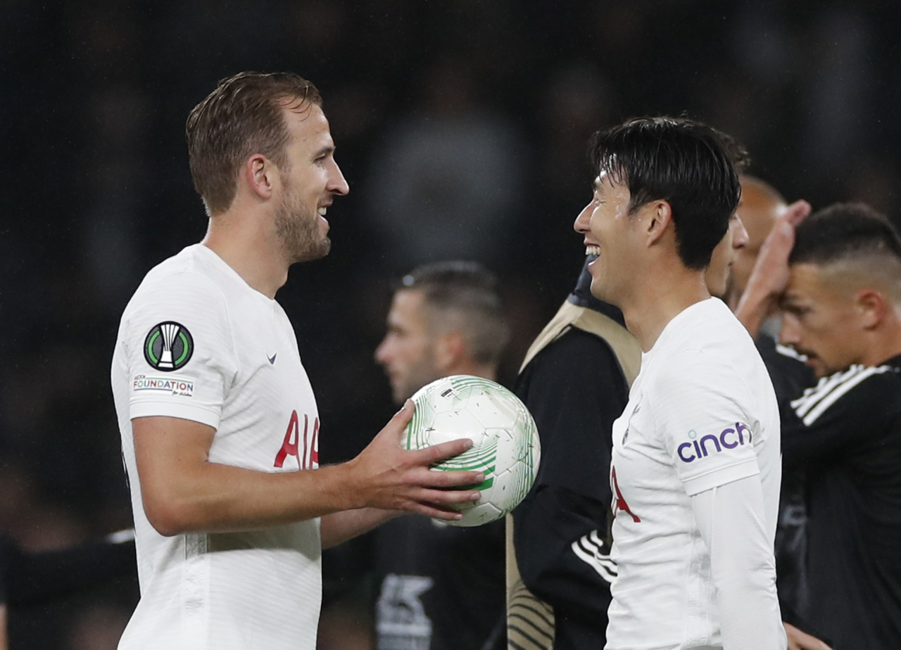 손흥민과 해리 케인이 유럽축구연맹(UEFA) 유로파 콘퍼런스리그(UECL) 무라전서 대승을 거둔 뒤 서로를 바라보며 기뻐하고 있다. [로이터]